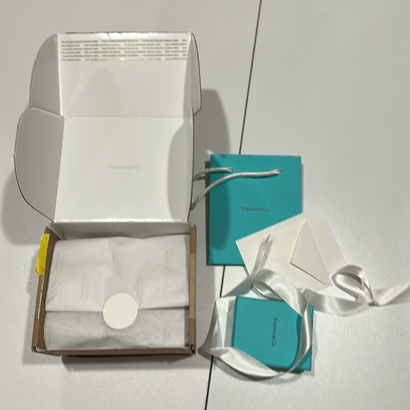 Tiffany packaging: blue box, gift card, envelope, ribbon, bag and shipping box - Picture 2 of 12